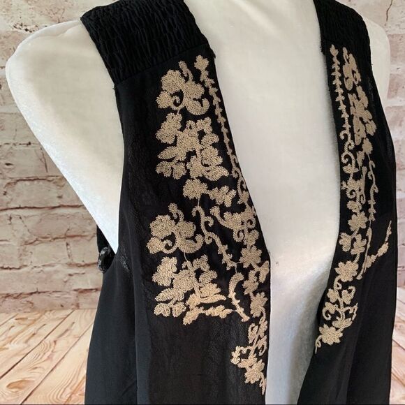 BKE Boutique embroidered lace sleeveless blouse - Picture 2 of 5